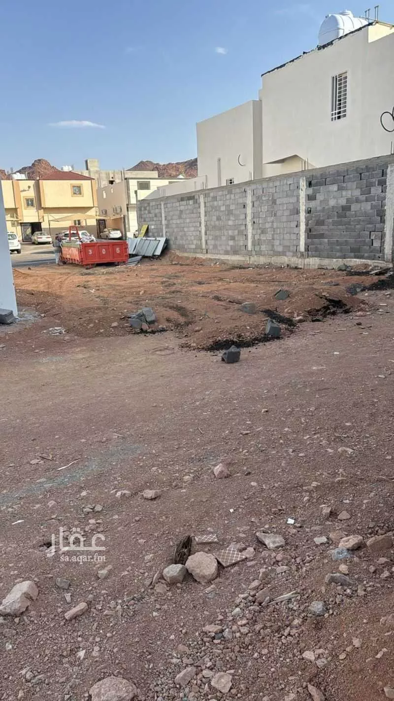 أرض 300 م² في خاخ 2
