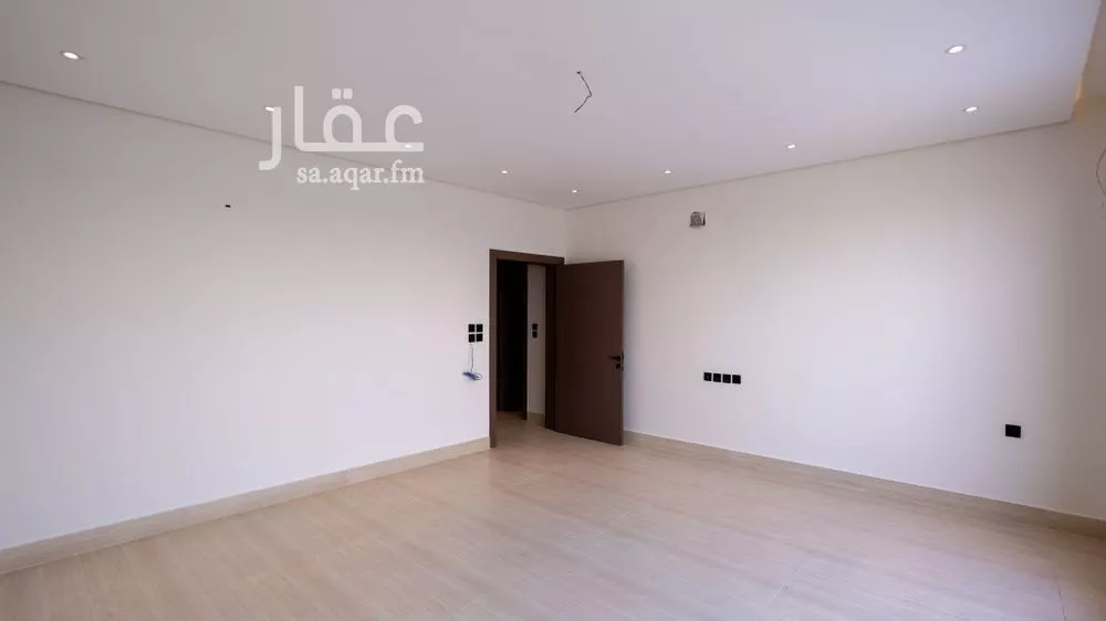 فيلا 6 غرف في الشرق 3