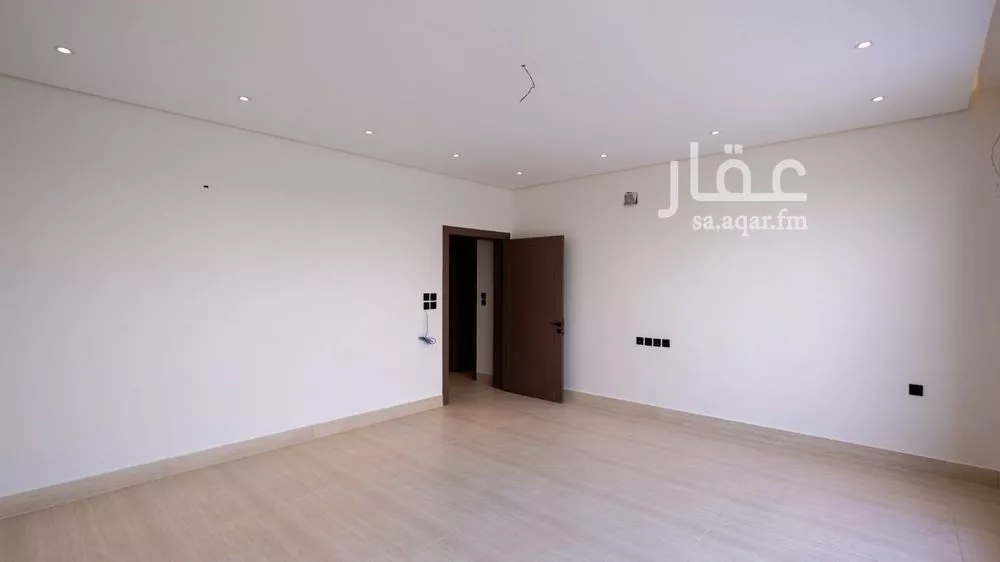 فيلا 6 غرف في الشرق 3