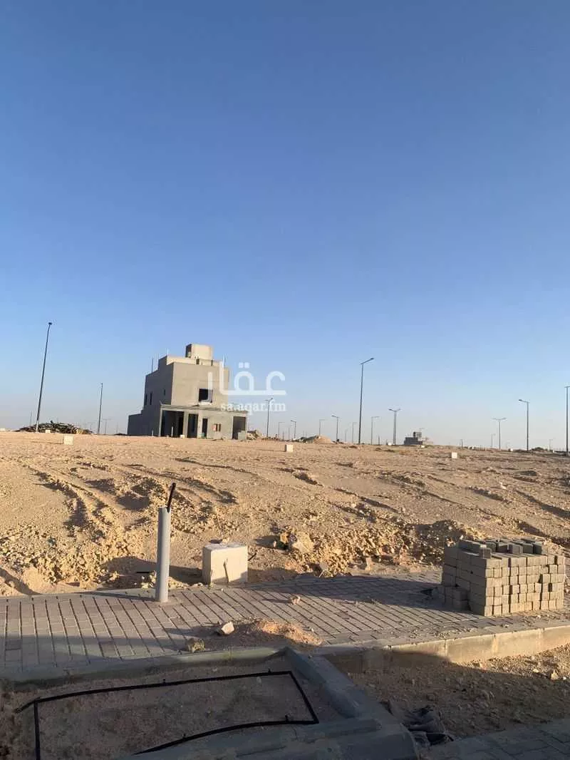 أرض 300 م² في الشرق