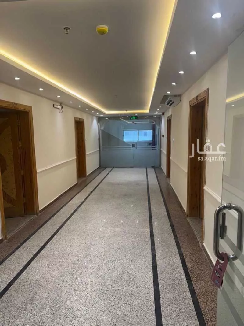 مكتب 1425 م² في العليا 4