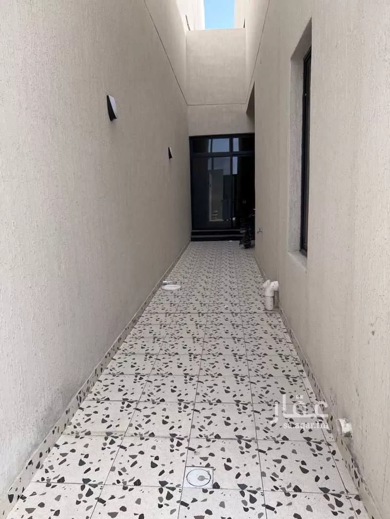 فيلا 6 غرف في العقيق 5