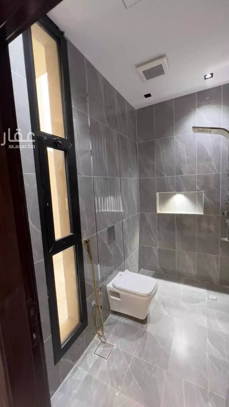 فيلا 8 غرف في الملك فهد 5