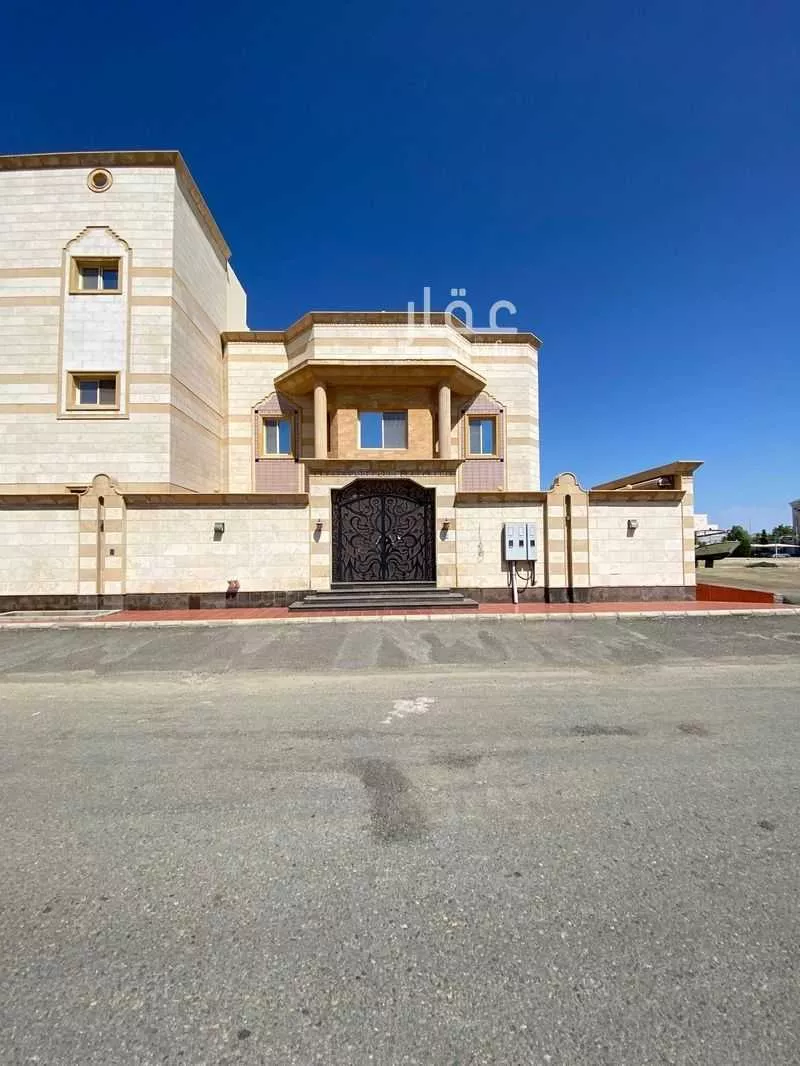 8 bedroom villa in Al Amwaj 1