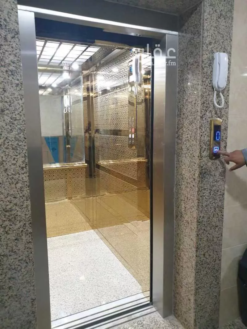 عمارة 2400 م² في الفرسان 3