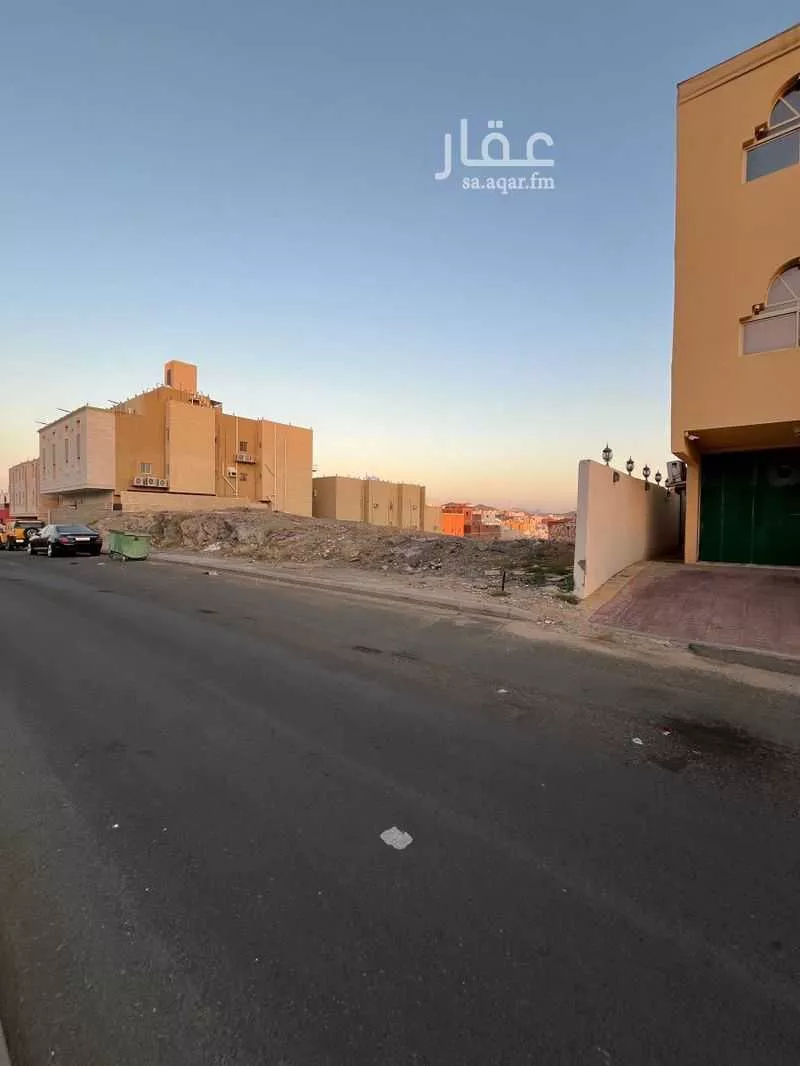 أرض 573 م² في الحمراء و ام الجود 2