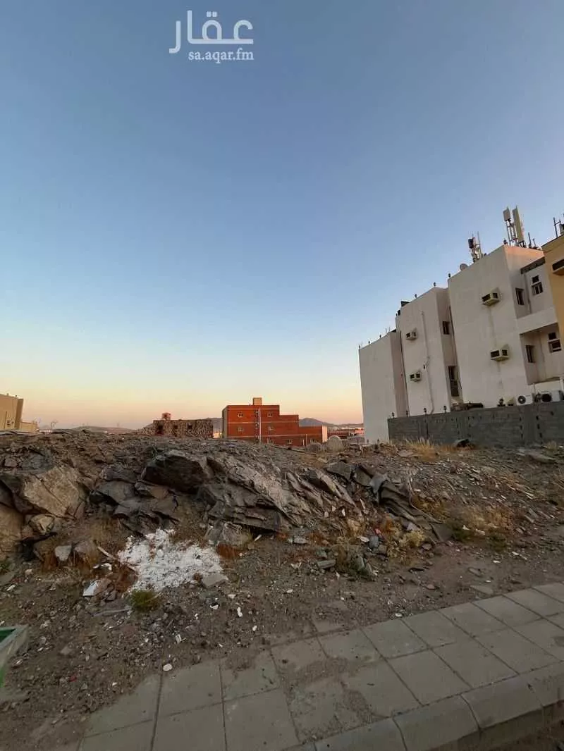أرض 573 م² في الحمراء و ام الجود 5