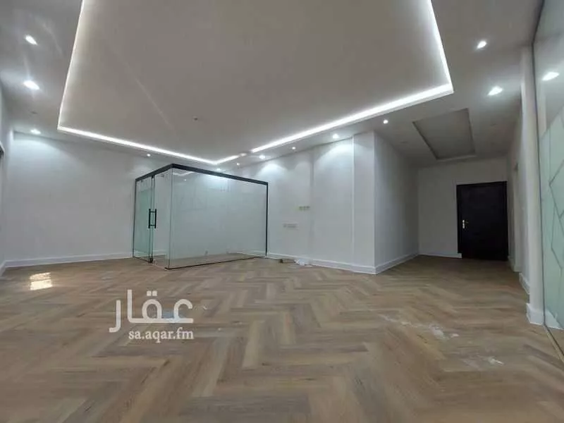 مكتب 900 م² في العقيق 2