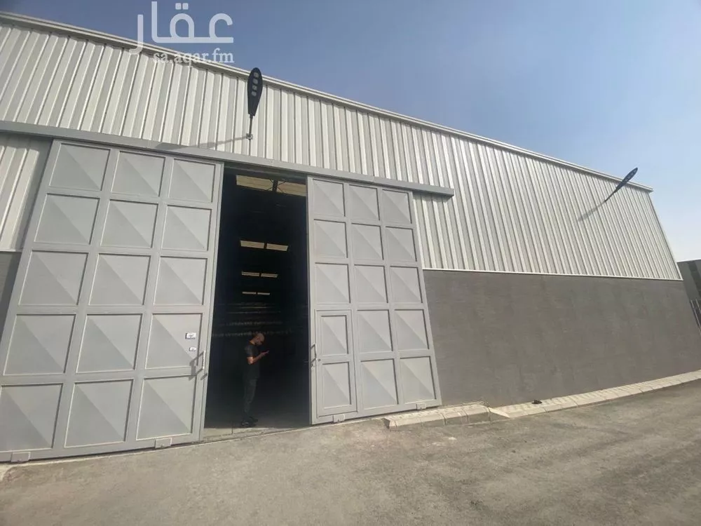 مستودع 1942 م² في الرياض 5