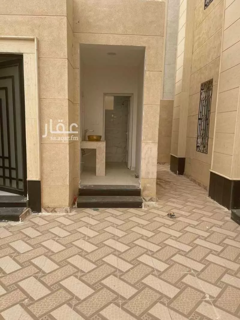 فيلا 8 غرف في العقيق 4