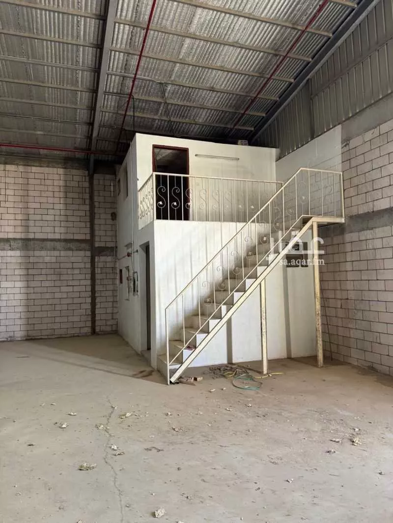 مستودع 1085 م² في السلي 5