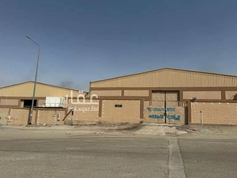 مستودع 1085 م² في السلي 4