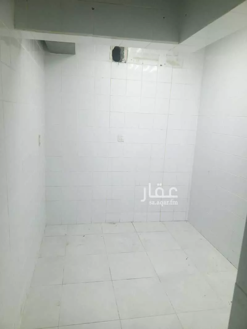 محل 2460 م² في الفرسان 4