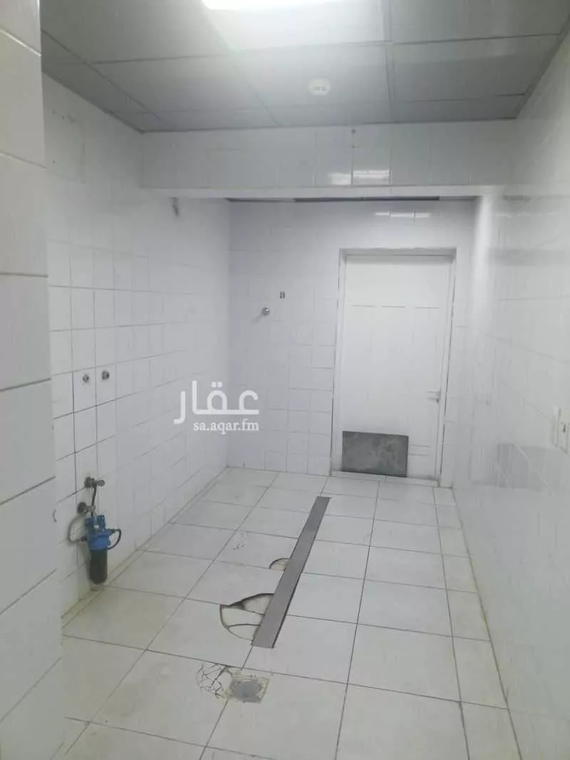 محل 2460 م² في الفرسان 5