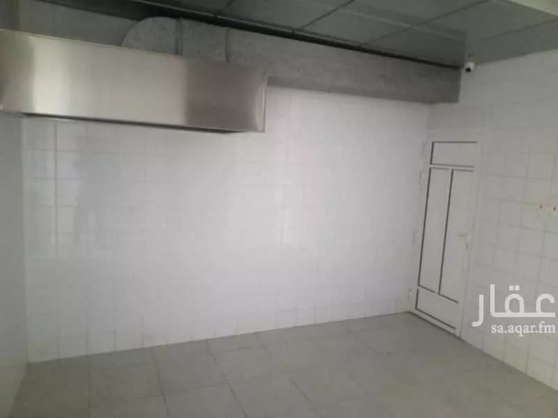 محل 2460 م² في الفرسان 3