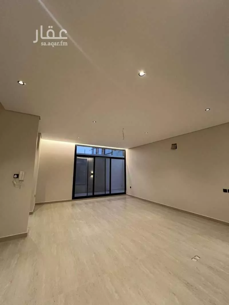 فيلا 8 غرف في الشراع 4