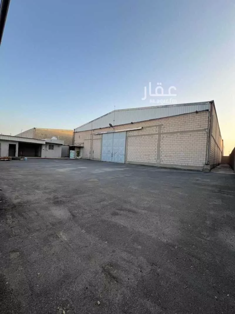 مستودع 1500 م² في العزيزية 2