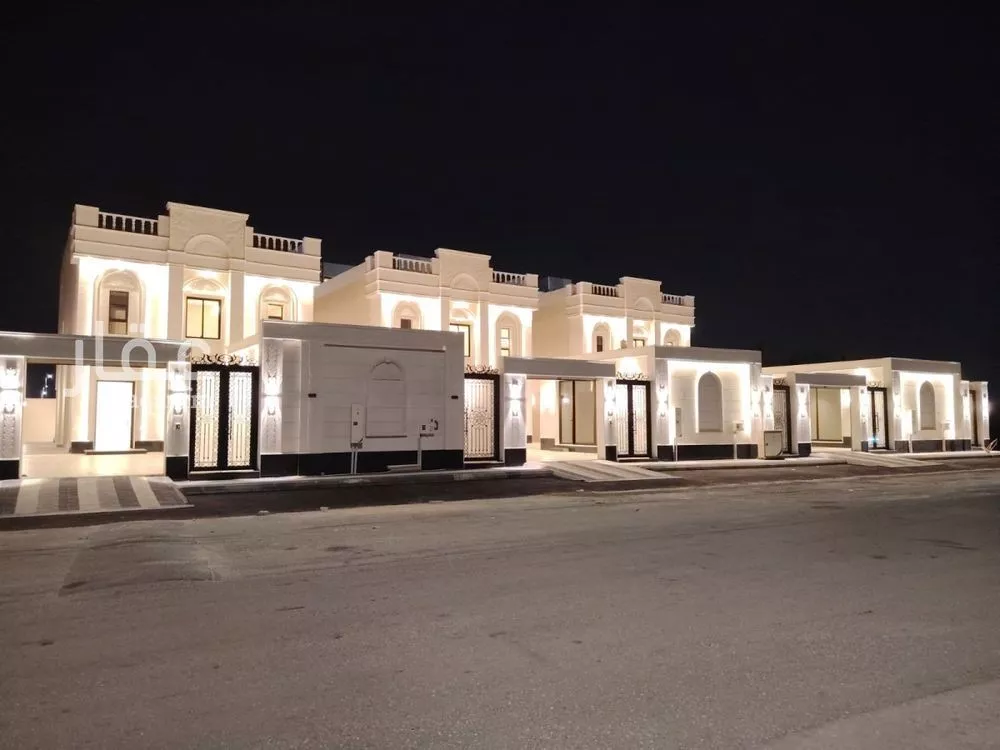 فيلا 9 غرف في العقيق 3