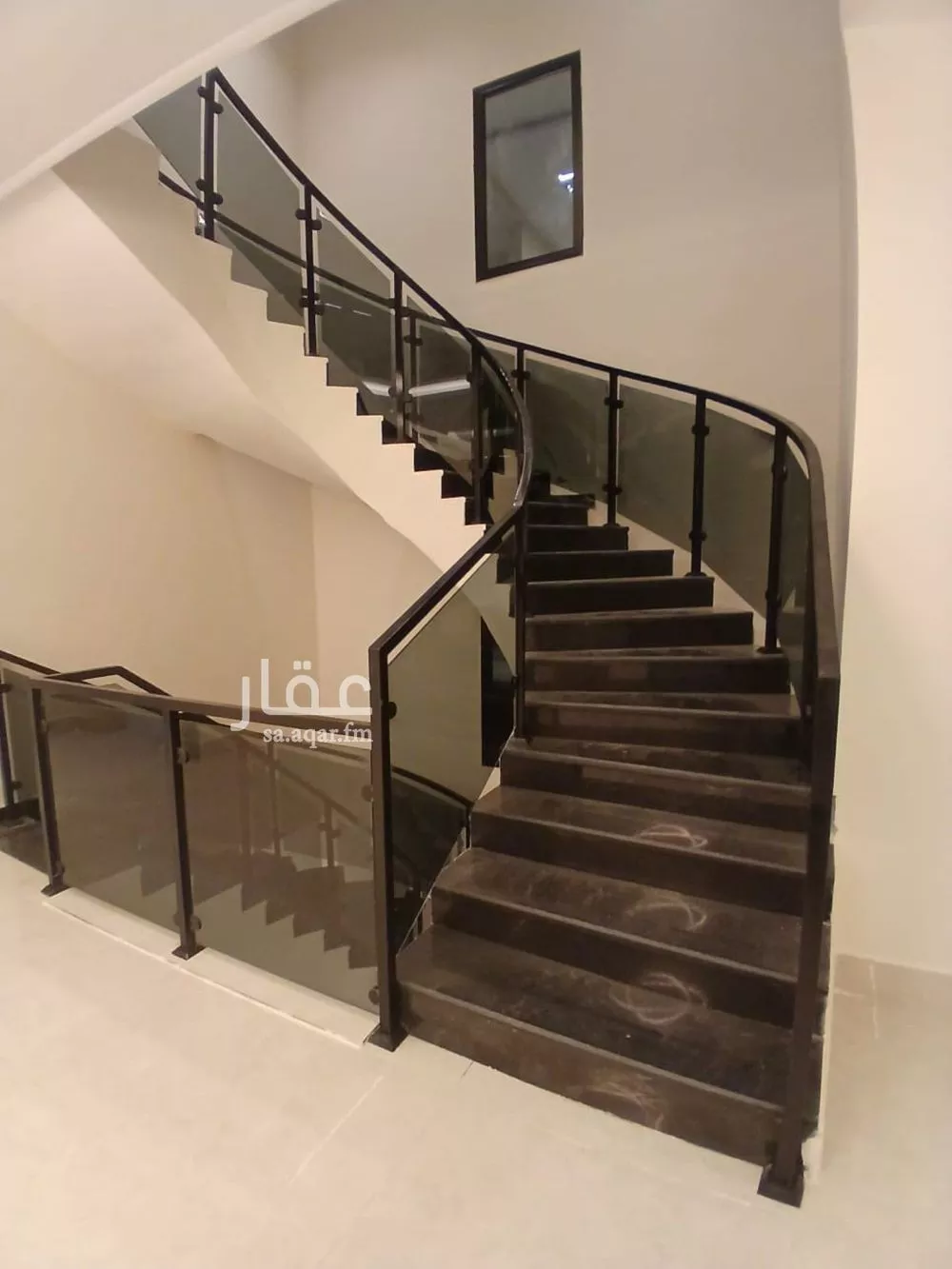 فيلا 9 غرف في العقيق 4