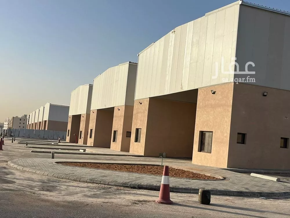 مستودع 2430 م² في العزيزية 4