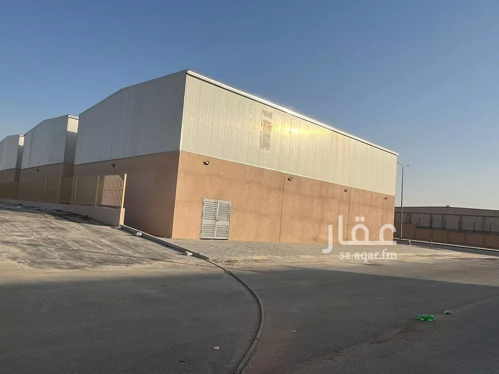 مستودع 2430 م² في العزيزية 3