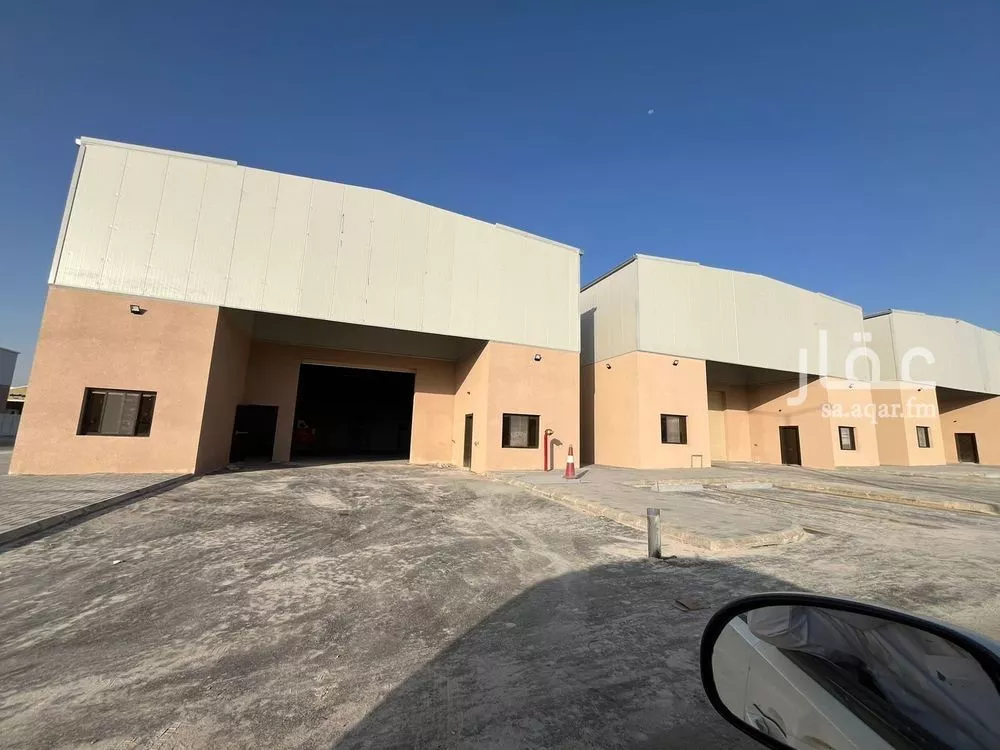 مستودع 2430 م² في العزيزية 1