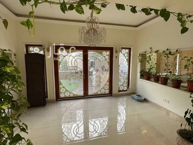 فيلا 8 غرف في العقيق 4