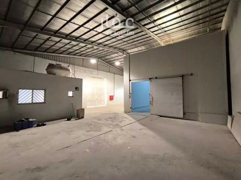 مستودع 1575 م² في السلي 3