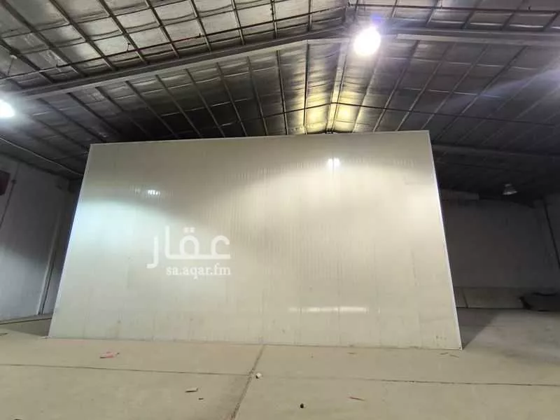 مستودع 1575 م² في السلي 4