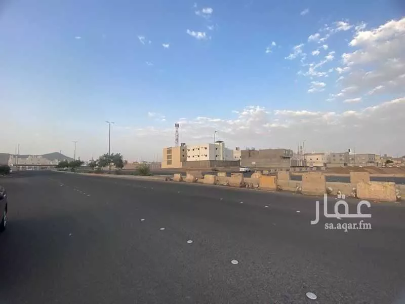 أرض 300 م² في الدفاع 4