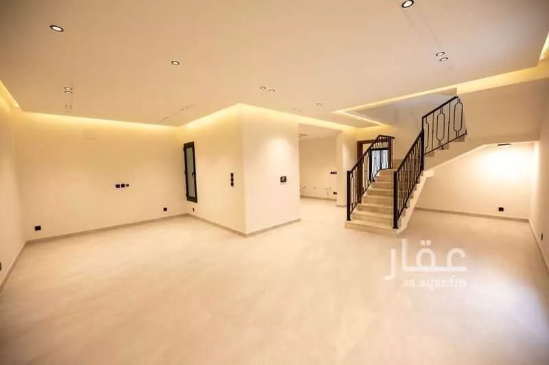 فيلا 4 غرف في الشرق 5