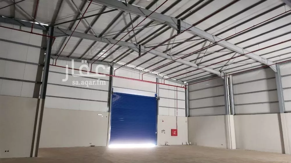 مستودع 900 م² في النظيم 4