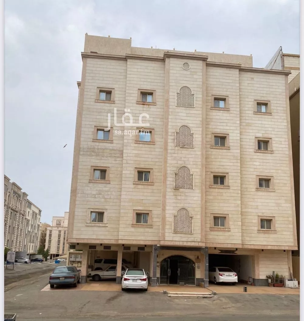 عمارة 717 م² في الريان 1