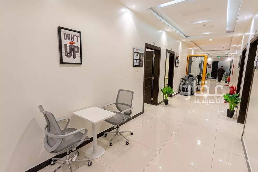 مكتب 884 م² في العارض 4