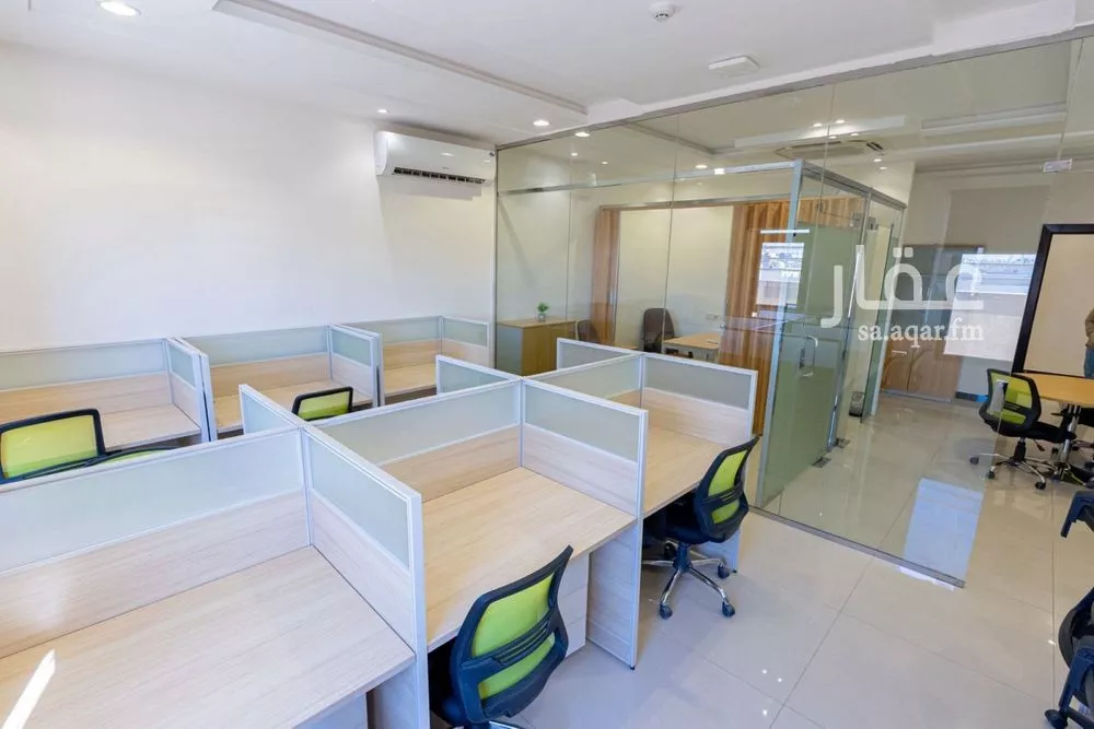 مكتب 884 م² في العارض 4