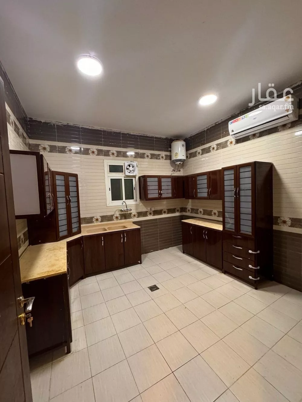 شقة 3 غرف في العقيق 5