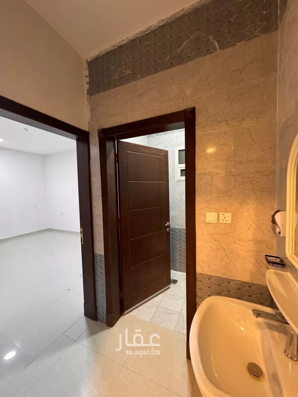 شقة 3 غرف في العقيق 1