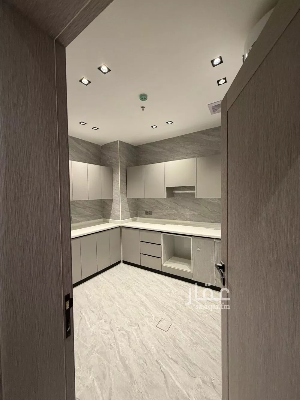 شقة 2 غرف في الحمرا 4