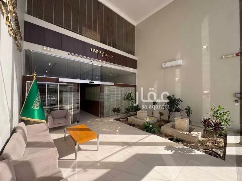 محل 320 م² في العارض 5