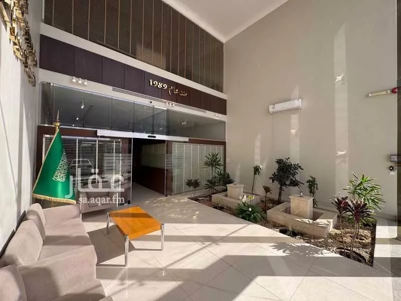 محل 320 م² في العارض 2