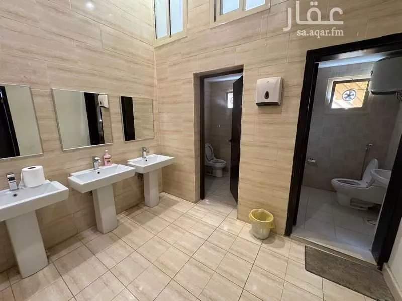 محل 320 م² في العارض 5