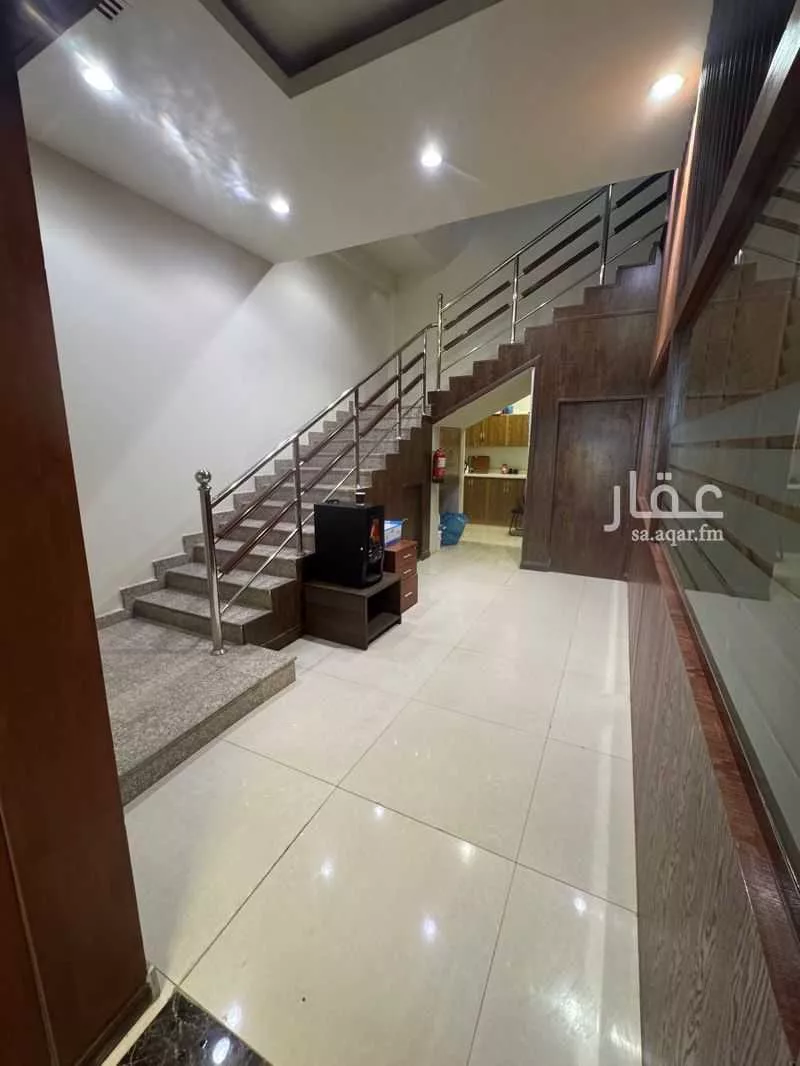 محل 320 م² في العارض 4