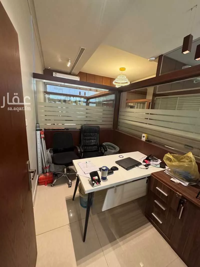 محل 320 م² في العارض 4