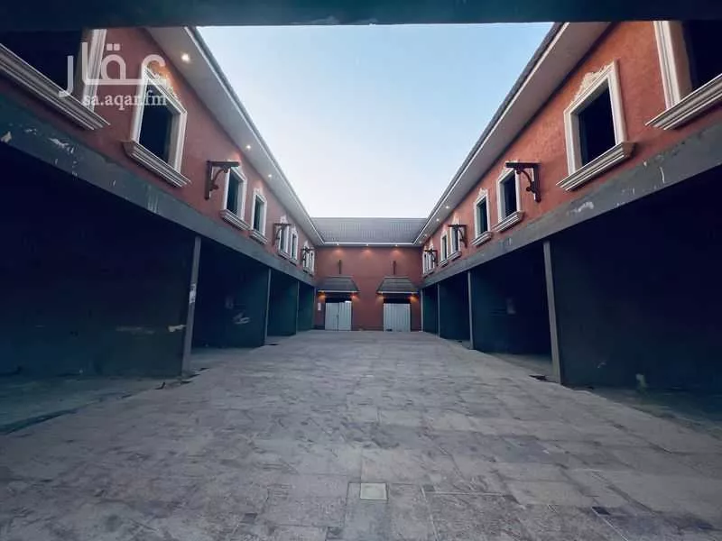 محل 1680 م² في طيبة 5