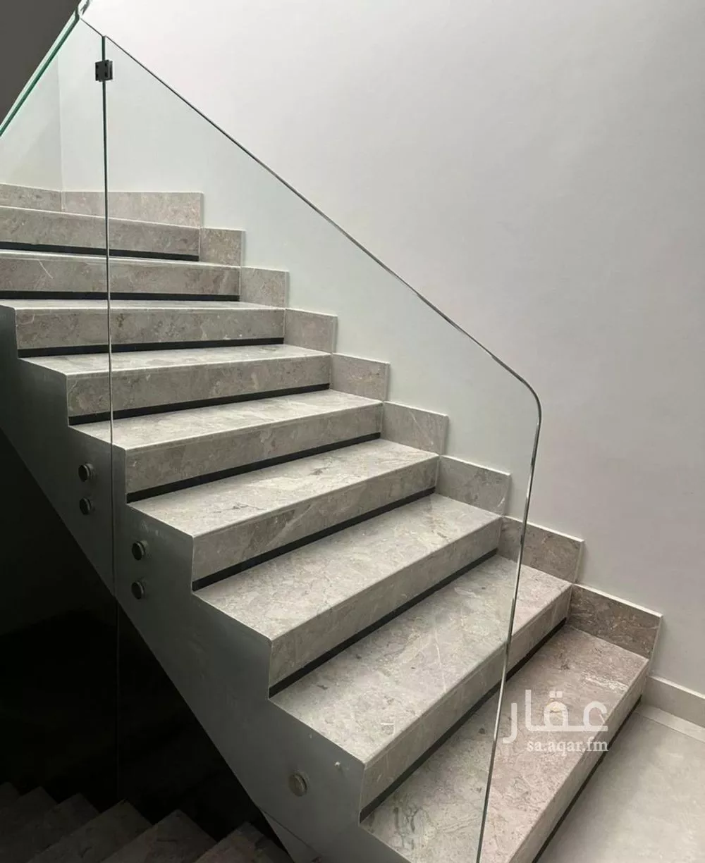 فيلا 4 غرف في العارض 2