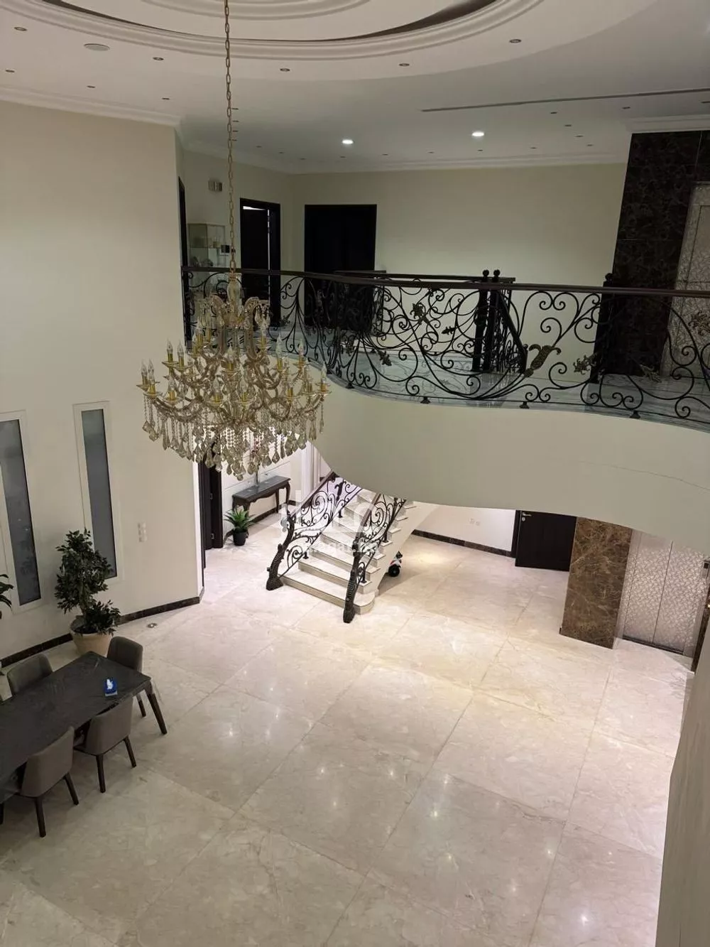 فيلا 10 غرف في العقيق 4