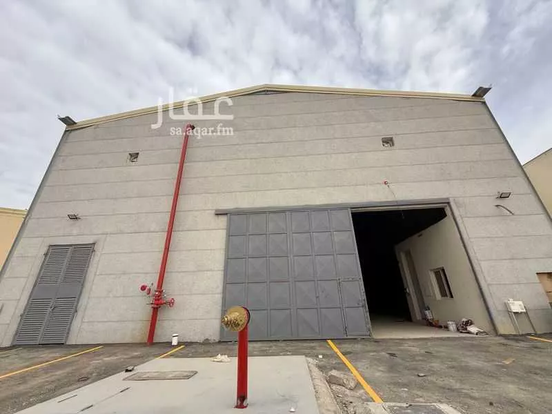 مستودع 1050 م² في النظيم 4