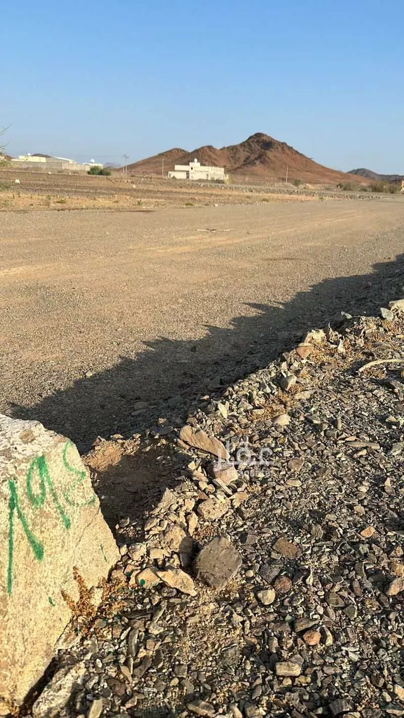 أرض 423 م² في خاخ 4