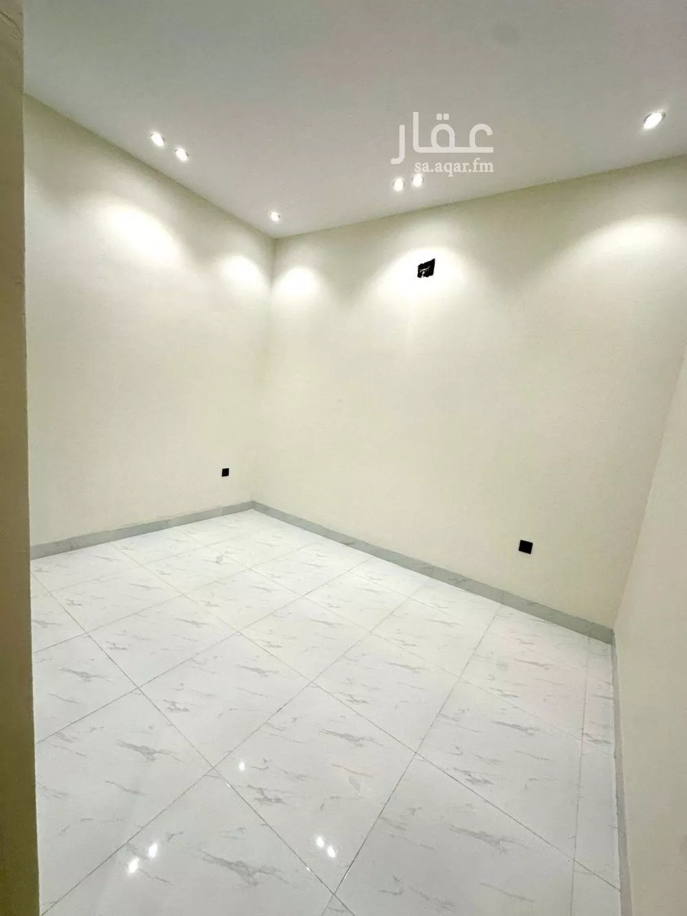 شقة 3 غرف في الرمال 4