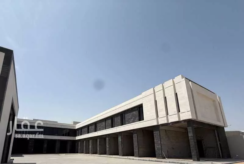 محل 3373 م² في الامواج 3